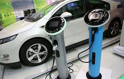 新能源汽车产销全球第一 机遇与问题并存